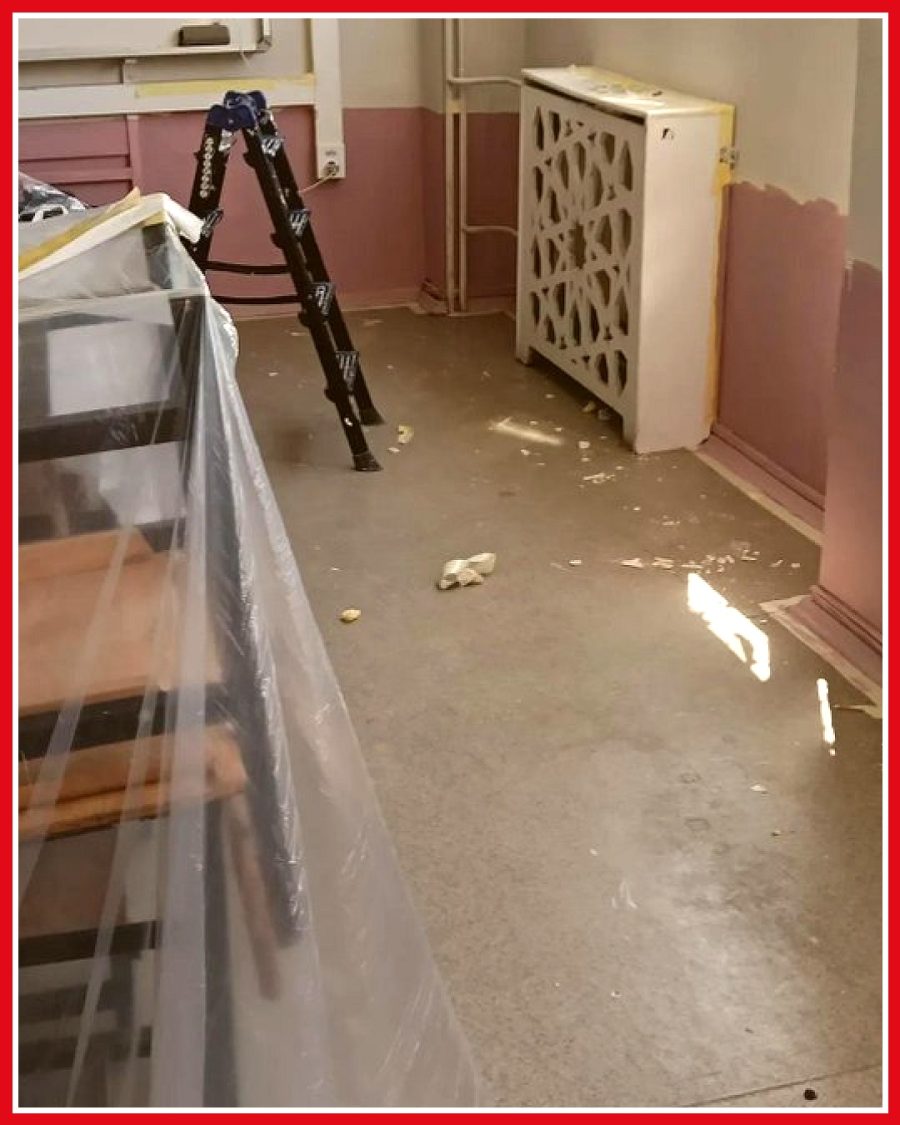 Baba, kızıyla sınıfı boyayarak okuluna destek oldu