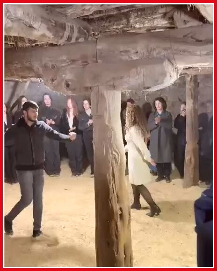 Çift, düğün salonu masrafından kaçınmak için töreni ahırda
