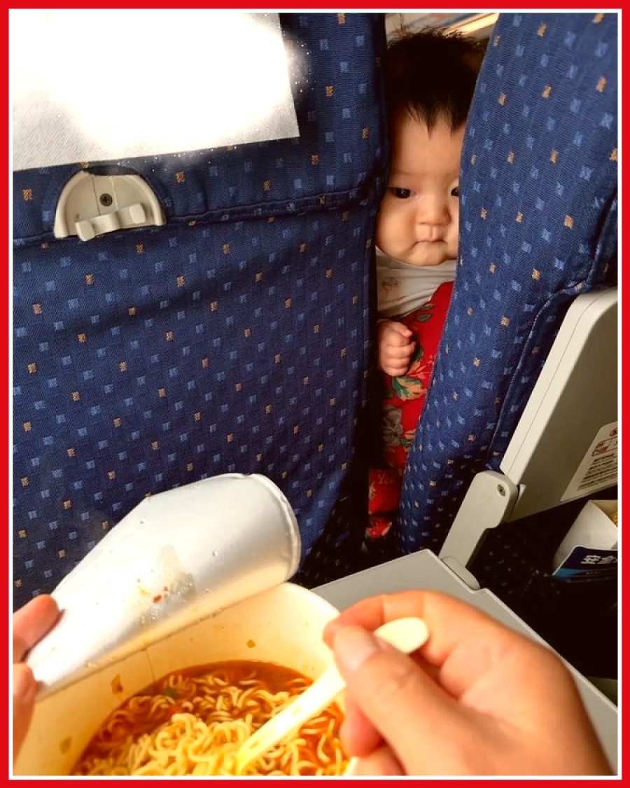 Uçakta noodle yiyen adam, ön koltuktaki çocuğun bakışlarını paylaştı