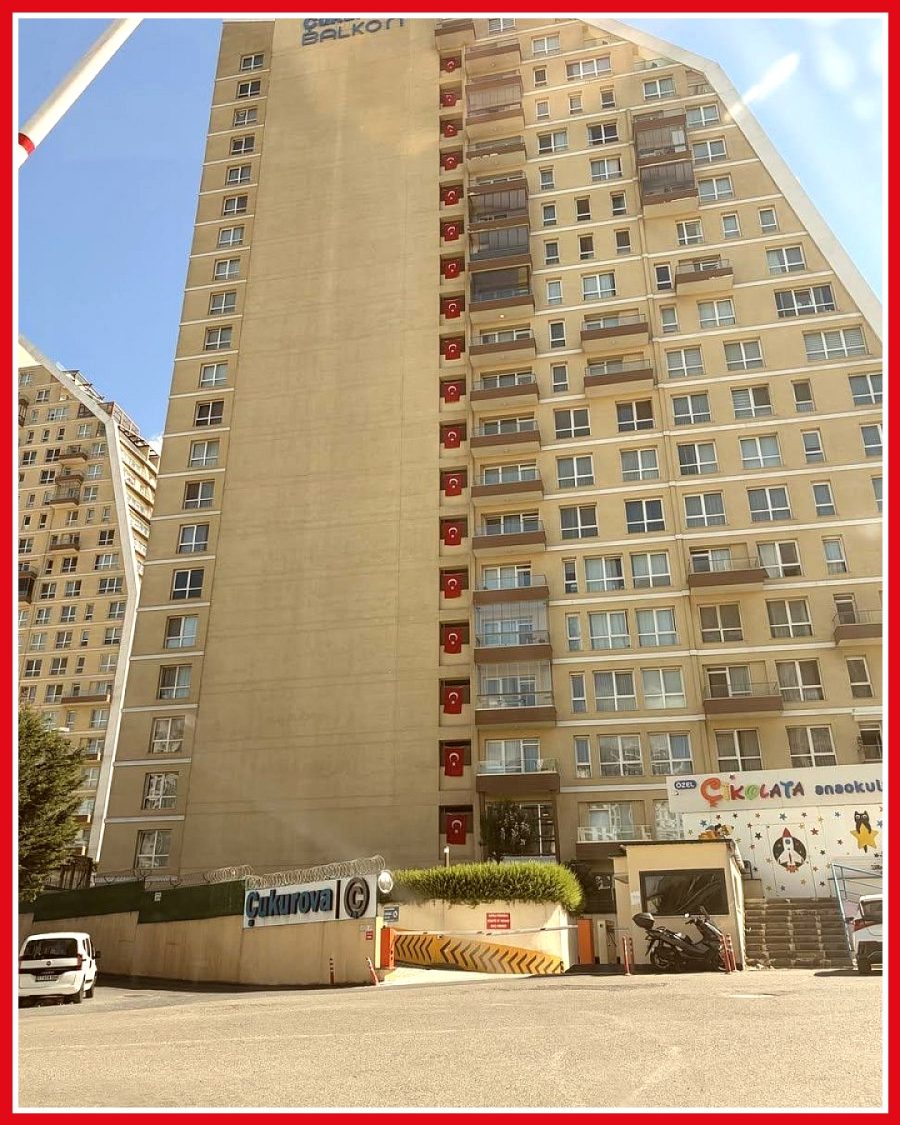 İstanbul Kartal'da bir site yönetimi tüm balkonlara Türk bayrağı astı