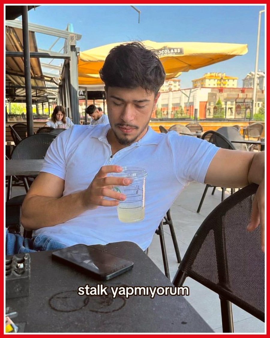 Genç, mekânda oturan arkadaşından gelen anlık fotoğrafı paylaştı
