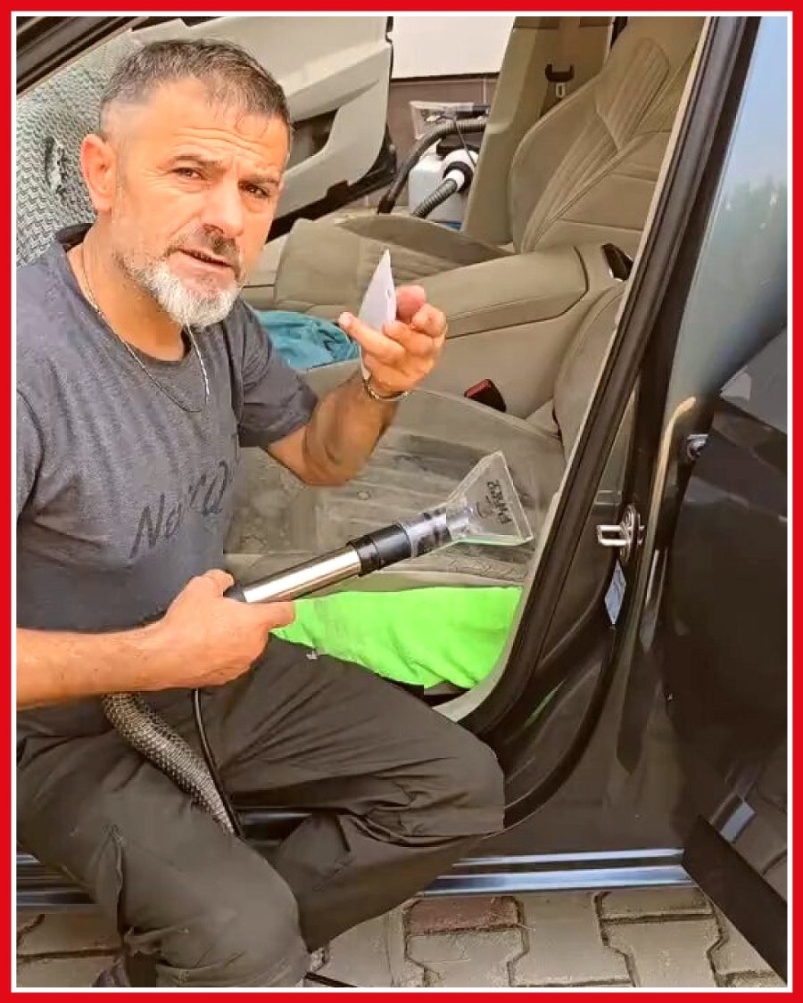 Oto yıkamacı, Škoda Superb'in koltuklarını özel ilaçla temizledi