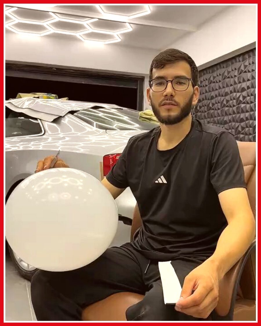 Genç PPF kaplama ustası, balonu patlatmadan folyoyu kesmeyi başardı