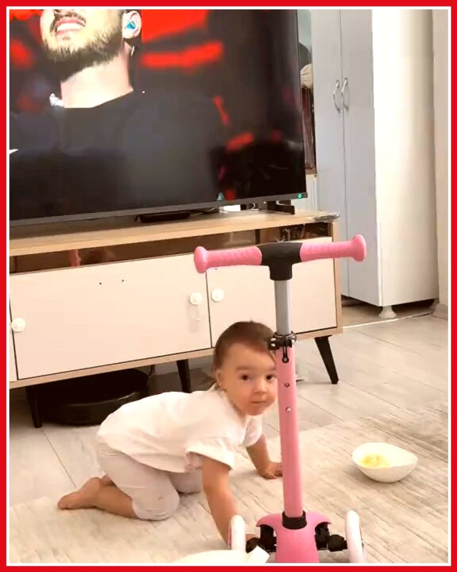 Televizyonda Ati242'yi babası sanan minik kızın sevimli anları