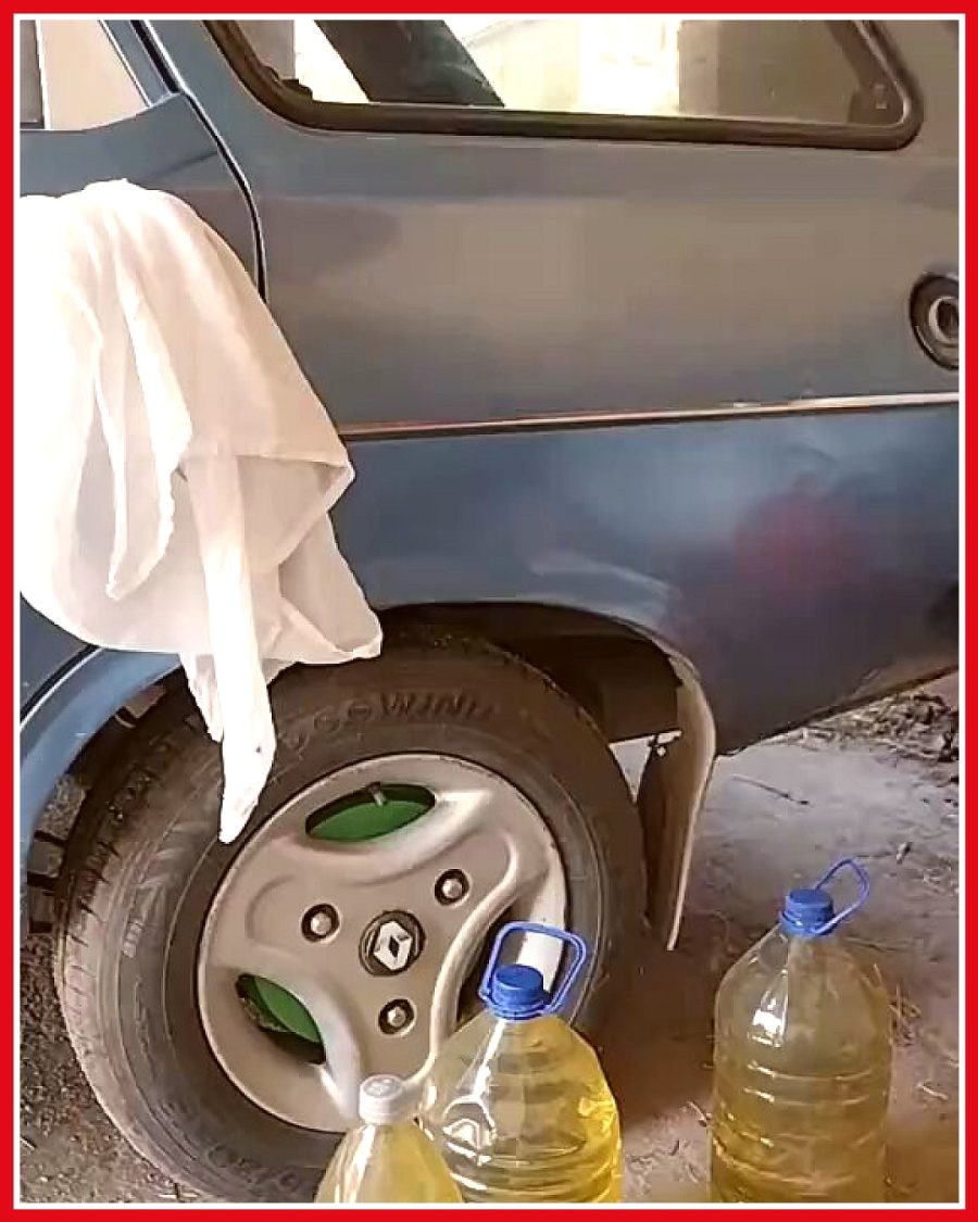 Benzin istasyonundan aldığı yakıtı süzerek kontrol eden adam