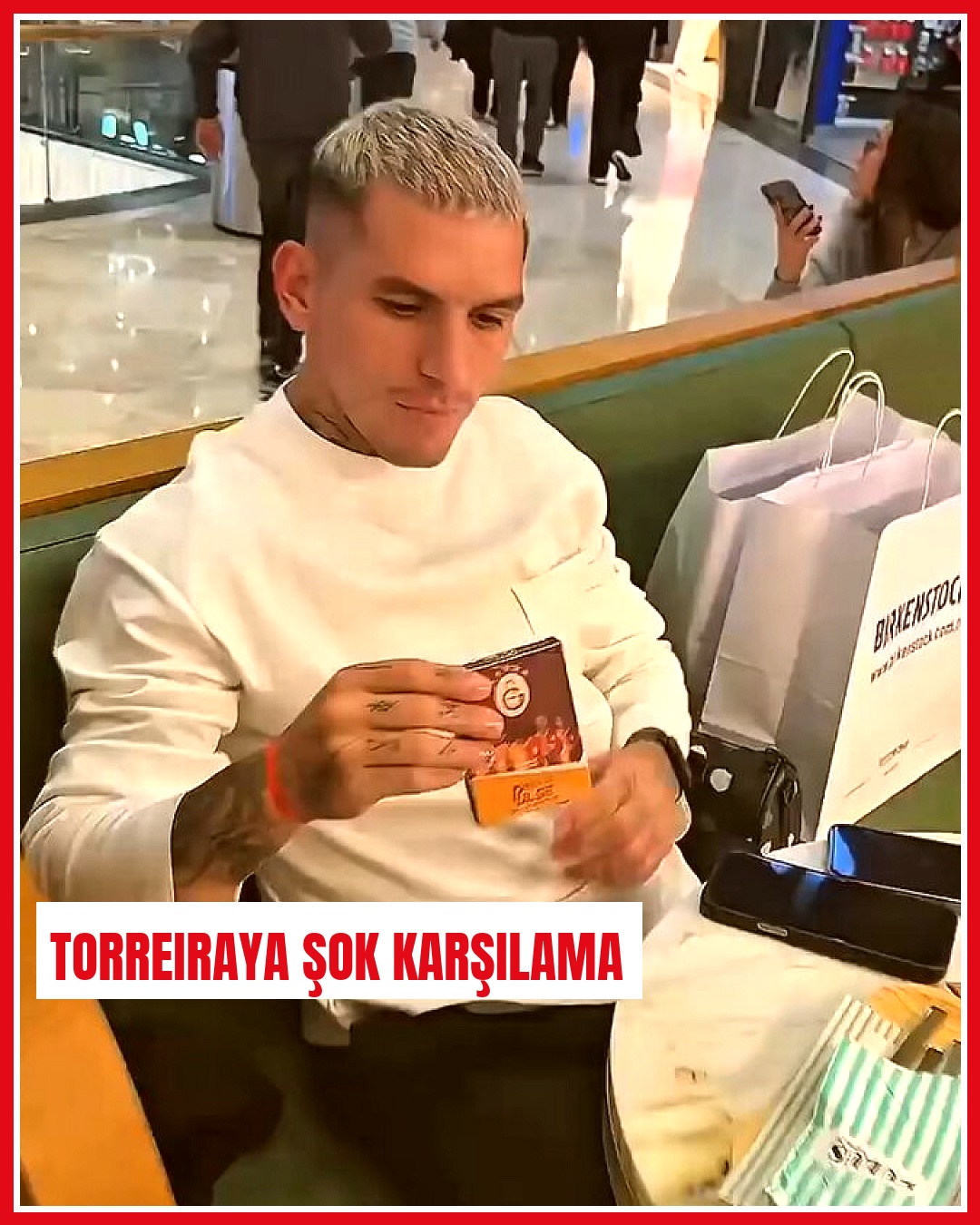 Galatasaraylı taraftarlar, AVM'de Torreira ile futbolcu kartı açtı