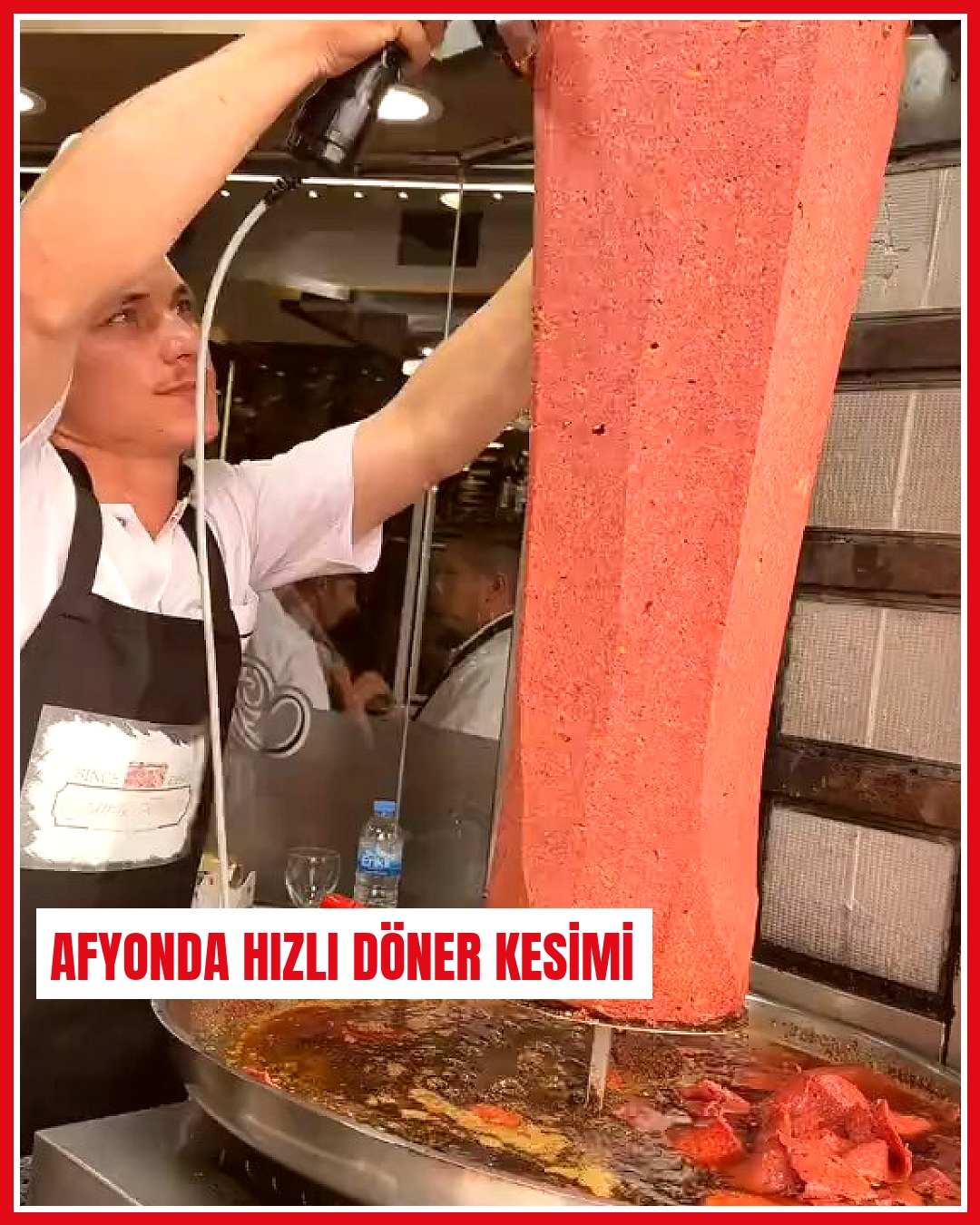 Afyonkarahisar'da bir sucuk dönercinin döner kesme performansı görüntülendi